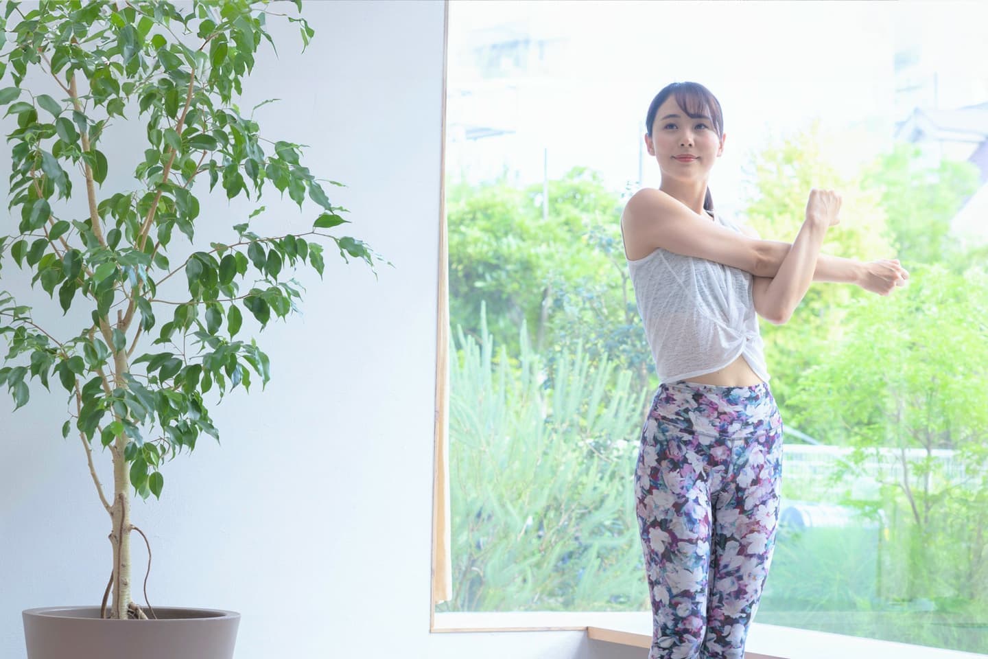 山本クリニック_部屋の中でストレッチする女性のイメージ画像